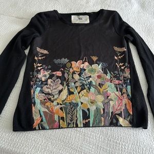 Lightweight sweater w beautiful flower pattern on front ,long sleeve.